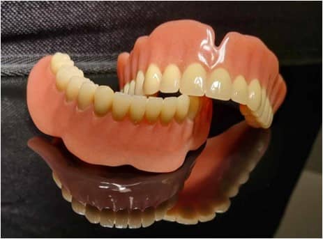 Tannproteser utenfor munnen, som klikkes på festene i munnen.