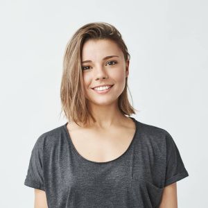 Ung dame smiler