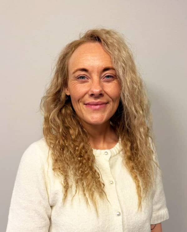 Cecilie jobber i resepsjonen på klinikken i Trondheim